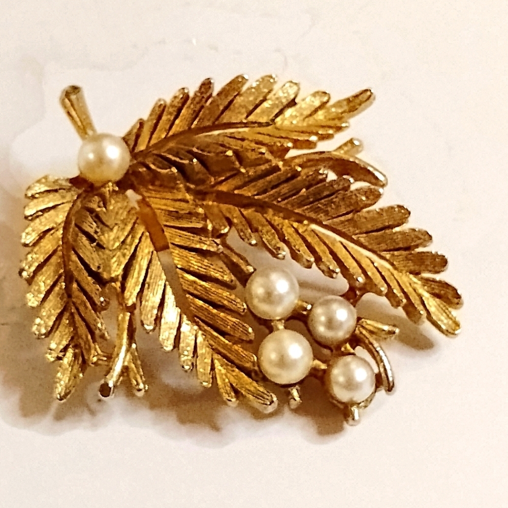 Vintage Gold Tone Leaf Signed Roma Simulated Pearl Brooch‎